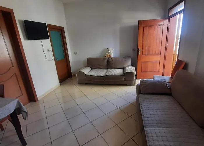 Crew 2 Hostel Tirana