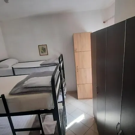 Crew 2 Hostel Tirana